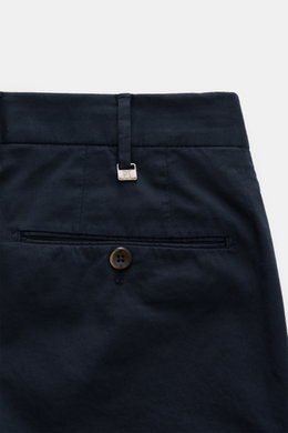 Close-up rear view of PT Torino Chinos 'Slim Fit' navy showing cotton twill fabric, jetted back pocket with button, belt loop with metal PT tag.

<p>For these chinos, PT TORINO has chosen classic cotton twill in fine fabric enhanced with slight stretch co