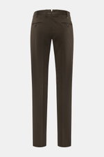 PT Torino Chino 'Slim Fit' dunkelbraun aus Baumwolltwill mit leichtem Stretch, weichem Griff, schmal zulaufend, Rückansicht mit Taschen und Knöpfen.