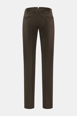 PT Torino Chino 'Slim Fit' dunkelbraun aus Baumwolltwill mit leichtem Stretch, weichem Griff, schmal zulaufend, Rückansicht mit Taschen und Knöpfen.