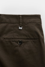 PT Torino Chino 'Slim Fit' dunkelbraun aus Baumwolltwill mit leichtem Stretch, schmal zulaufend, Knopf- und paspelierte Gesäßtasche, Detail nah.