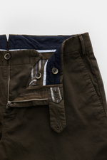 PT Torino Chino 'Slim Fit' dunkelbraun aus weichem Baumwolltwill mit leichtem Stretch, Reißverschluss, Bundknöpfen, französischen Taschen, Uhrentasche, paspelierten Gesäßtaschen; Detailansicht von oben geöffnet.
