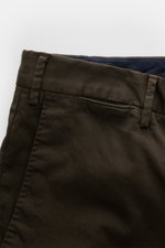 PT Torino Chino 'Slim Fit' dunkelbraun aus feinem Baumwolltwill mit leichtem Stretch, schmal zulaufend, mit Taschen und Bundknöpfen, Nahaufnahme Bund.