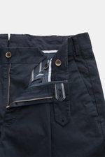 PT Torino Chino 'Union Fit' navy aus Baumwolltwill mit leichtem Stretch, schmal zulaufend, einfache Bundfalte, Reißverschluss, Knöpfe, Detailaufnahme von oben.