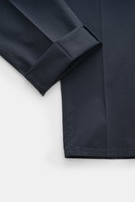 PT Torino Chino 'Union Fit' navy aus feinem Baumwolltwill mit leichtem Stretch, einfacher Bundfalte, schmal zulaufend, Detailaufnahme von Bein und Saum.