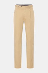 PT Torino Chino 'Union Fit' beige aus Baumwolltwill mit leichtem Stretch, Bundfalte, französischen Taschen, Uhrentasche, schmal zulaufend, frontale Ansicht.