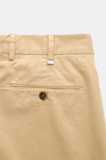 PT Torino Chino 'Union Fit' beige aus Baumwoll-Twill mit leichtem Stretch, einfacher Bundfalte, schmal zulaufend, Rückansicht nah.