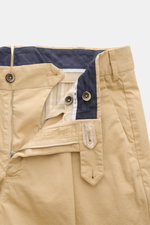 PT Torino Chino 'Union Fit' beige aus Baumwolltwill mit leichtem Stretch, Bundfalte, Knöpfen und Reißverschluss, Nahaufnahme von vorne.