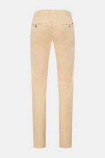 Rear view of Mason's Chinos 'New York Style' beige cotton slim-fit chinos featuring tapered cut, French pockets, and signature metal initial.

Description: <p>Comfort and style: The cotton chinos 'New York Style' by MASON'S not only bring style to your wa