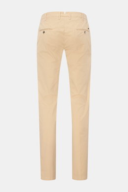 Rear view of Mason's Chinos 'New York Style' beige cotton slim-fit chinos featuring tapered cut, French pockets, and signature metal initial.

Description: <p>Comfort and style: The cotton chinos 'New York Style' by MASON'S not only bring style to your wa
