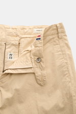 Close-up front view of Mason's Chinos 'New York Style' beige cotton chinos, showing zipper, button, and waistband details.

<p>Comfort and style: The cotton chinos 'New York Style' by MASON'S not only bring style to your wardrobe. They are also the perfec