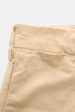 Close-up front-side view of Mason's Chinos 'New York Style' beige cotton chinos showing slim fit, tapered cut, and French pocket.

<p>Comfort and style: The cotton chinos 'New York Style' by MASON'S not only bring style to your wardrobe. They are also the