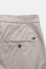 Close-up rear view of Mason's Chinos 'New York Style' light grey cotton twill with slim fit, tapered cut, buttoned jetted back pocket, and signature metal initial.

<p>Comfort and style: The cotton chinos 'New York Style' by MASON'S not only bring style t