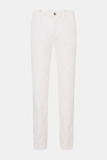 Mason's Chino 'Torino Style' offwhite, slim Fit, niedrige Bundhöhe, Baumwoll-Lyocell-Stretch, frontal fotografiert, mit Zip Fly, Bundknopf.