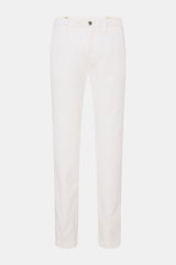 Mason's Chino 'Torino Style' offwhite, slim Fit, niedrige Bundhöhe, Baumwoll-Lyocell-Stretch, frontal fotografiert, mit Zip Fly, Bundknopf.