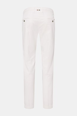 Mason's Chino 'Torino Style' offwhite, slim Fit, niedrige Bundhöhe, schmal zulaufend, Rückansicht, Twill aus Baumwolle/Lyocell mit Stretch, weicher Griff.