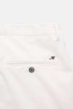 Mason's Chino 'Torino Style' offwhite, enge Passform, niedriger Bund, weicher Baumwoll-Lyocell-Twill, Rückseite mit Knopf-Gesäßtasche, Detailansicht.