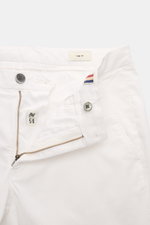 Mason's Chino 'Torino Style' offwhite, Slim Fit mit niedriger Bundhöhe, Zip Fly, Bundknopf, französischen Taschen, schmal zulaufend, Baumwoll-Lyocell-Mix, frontale Nahaufnahme.