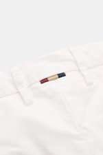 Mason's Chino 'Torino Style' offwhite, Slim Fit, leichte Baumwoll-Lyocell-Hose mit niedrigem Bund, Paspeltaschen, Detailaufnahme von oben.