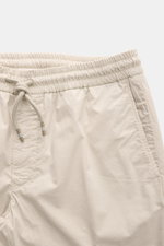 Close-up front view of Mason's Jogger pants 'New York' sand, featuring elasticated waistband with drawstring, zip fly, and French pockets.

Description: <p>Comfort and style: The jogger pants 'New York' made of lyocell and cotton in stretchy fabric with a