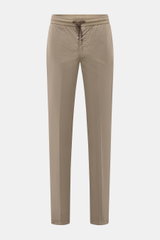 Mason's Jogpants 'New York' taupe, frontale Ansicht, Slim Fit, elastischer Bund mit Tunnelzug, Zip Fly, leichte Baumwoll-Lyocell-Mischung, französische Taschen.