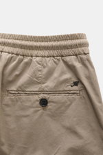 Mason's Jogpants 'New York' taupe, Detailaufnahme von hinten oben mit elastischem Bund, Zip Fly, französischen und paspelierten Taschen, Slim Fit, Baumwollmix.