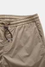 Nahaufnahme der Mason's Jogpants 'New York' taupe von vorne, elastischer Bund, Tunnelzug, Baumwolle und Lyocell, leichter Stretch, Slim Fit.