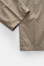 Mason's Jogpants 'New York' taupe, Detailansicht von oben auf elastischen Bund, Slim Fit mit Baumwolle-Lyocell-Mix, softer Griff, leichter Stretch.