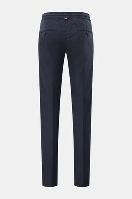 Rear view of Mason's Jogger pants 'New York' navy in slim fit, tapered cut, elasticated waistband with drawstring, and buttoned jetted back pockets.

<p>Comfort and style: The jogger pants 'New York' made of lyocell and cotton in stretchy fabric with a co