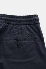 Close-up rear view of Mason's Jogger pants 'New York' navy showing elastic waistband, jetted back pocket with button, and logo detail.

<p>Comfort and style: The jogger pants 'New York' made of lyocell and cotton in stretchy fabric with a comfortably ligh