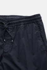 Close-up front view of Mason's Jogger pants 'New York' navy featuring elasticated waistband with drawstring, zip fly, and French pockets.

<p>Comfort and style: The jogger pants 'New York' made of lyocell and cotton in stretchy fabric with a comfortably l