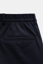 GTA Hose 'Davide' navy, Detailaufnahme von hinten oben, leichte Jersey-Hose aus Baumwoll-Mix, Regular Fit, elastischer Bund mit Knopf, Gesäßtasche mit Knopf.