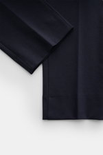 GTA Hose 'Davide' navy, Detailaufnahme von knöchellangem Bein aus elastischem Baumwoll-Jersey, Regular Fit, schmal zulaufend mit Bundknopf.