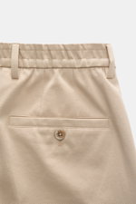 GTA Hose 'Davide' sand in Nahaufnahme von hinten, Jersey-Baumwollmix, elastisch, Regular Fit, knöchellang, mit Knopf, Bund und französischer Tasche.