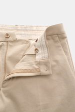 GTA Hose 'Davide' sand, Nahaufnahme von Bund, Reißverschluss, Knöpfen und innenliegendem elastischem Band, Jersey-Baumwoll-Mix, Regular Fit.
