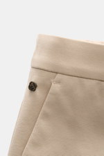 Nahaufnahme der oberen Frontpartie der GTA Hose 'Davide' sand, leichte Baumwoll-Jersey-Hose, Regular Fit, mit Knopf, Reißverschluss und französischen Taschen.