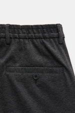 GTA Hose 'Davide' dunkelgrau meliert, Detailaufnahme hinten mit Gesäßtasche, Knopf, elastischem Bund, Jersey Baumwoll-Mix, Regular Fit, knöchellang.