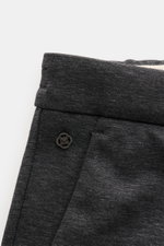 GTA Hose 'Davide' dunkelgrau meliert, Detailfoto von Bund und französischer Tasche aus elastischem Baumwoll-Jersey, Regular Fit, Logo-Detail.