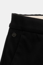 GTA Hose 'Davide' schwarz, Detailaufnahme von Bund und Reißverschluss, Jersey Baumwoll-Mix, elastisch, Regular Fit, französische Taschen, Logo-Detail.