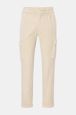Beige 04651/ A trip in a bag Cord-Cargohose aus elastischem Cord, frontale Ansicht mit Cargo- und französischen Taschen, schmal zulaufend.