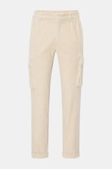 Beige 04651/ A trip in a bag Cord-Cargohose aus elastischem Cord, frontale Ansicht mit Cargo- und französischen Taschen, schmal zulaufend.
