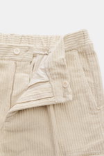 Beige 04651/ A trip in a bag Cord-Cargohose aus elastischem Baumwoll-Cord, schmal zulaufend, knöchellang, Front mit Reißverschluss, Knopf und teil-elastischem Bund.