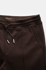 Close-up front view of Moorer Sweat pants 'Crispin' dark brown showing elastic waistband with drawstring and French pockets.

<p>Casual yet stylish – that's what MOORER does best, creating the elegant 'Crispin' jersey trousers in a cotton blend with a sti