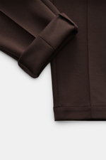 Close-up front view of Moorer Sweat pants 'Crispin' dark brown folded to show stitched crease and smooth cotton-blend jersey fabric.

<p>Casual yet stylish – that's what MOORER does best, creating the elegant 'Crispin' jersey trousers in a cotton blend wi