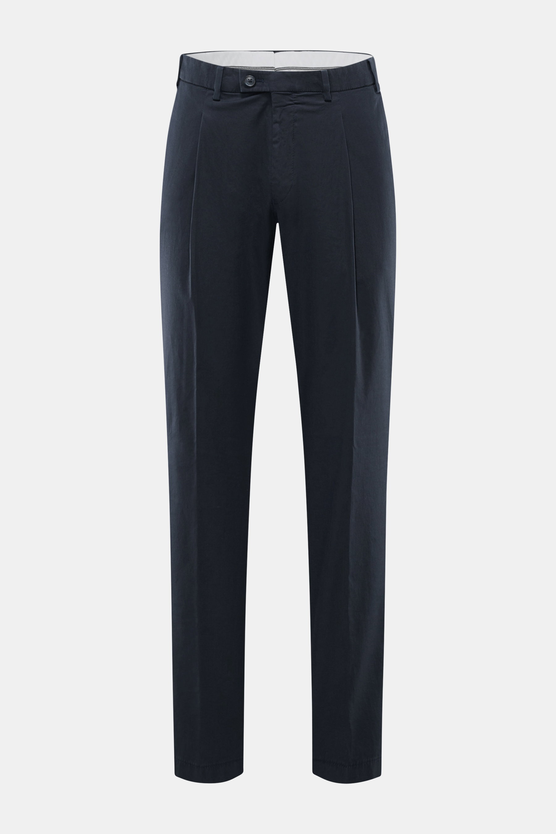 Vorderansicht der Hiltl Chino 'Primo' navy aus weichem, elastischem Baumwoll-Twill mit Bundknopf, Reißverschluss, Bundfalte und französischen Taschen.
