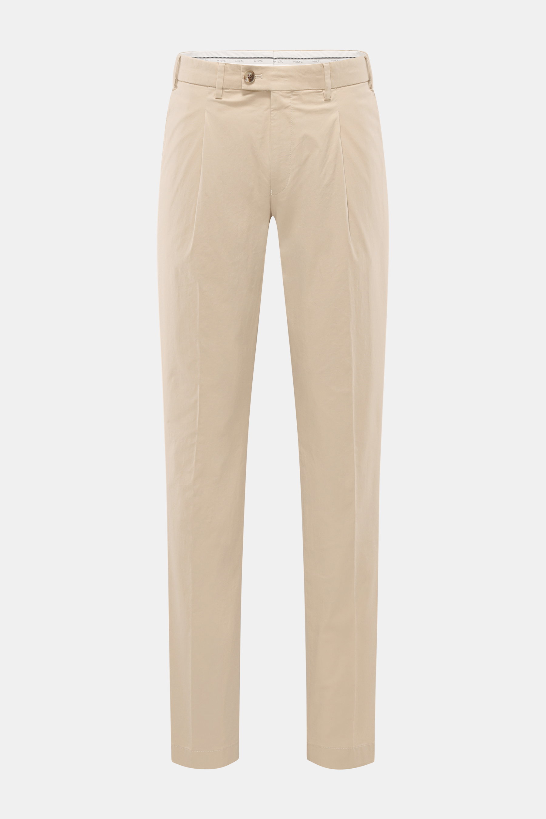 Hiltl Chino 'Primo' sand, frontale Ansicht, Twill-Baumwollhose mit elastischer Qualität, Regular Fit, Bundknopf, Reißverschluss, Bundfalte, französische Taschen, Gesäßtaschen mit Knopf.