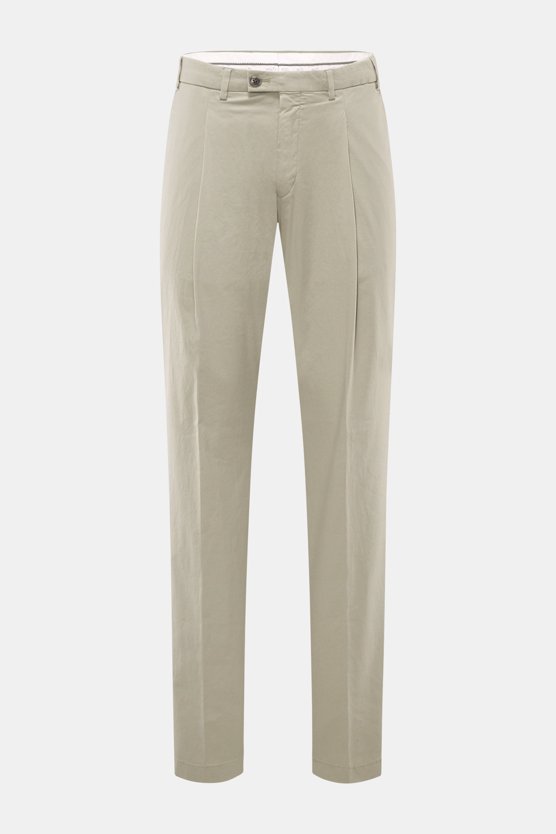 Frontale Ansicht der Hiltl Chino 'Primo' salbei, aus weichem, elastischem Baumwoll-Twill, Regular Fit mit Bundknopf, Reißverschluss, Bundfalte und französischen Taschen.