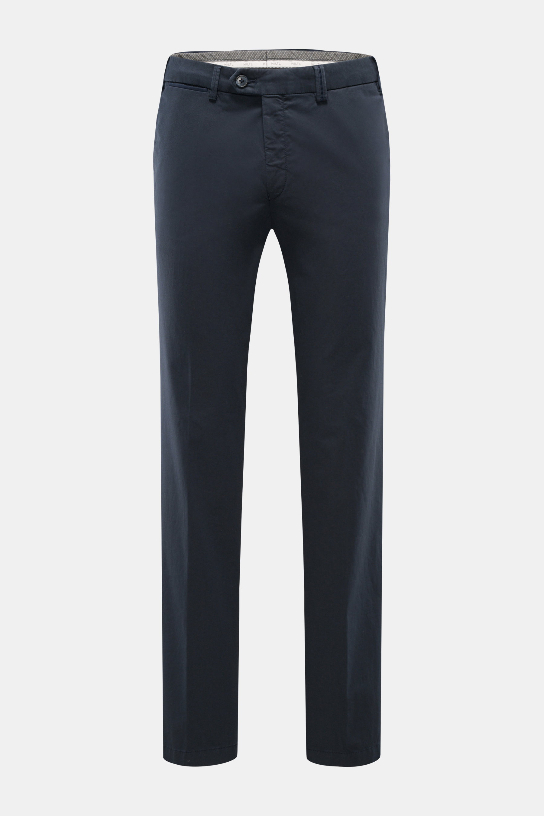 Hiltl Baumwollhose 'Peaker' navy im Regular Fit, leicht schmal zulaufend, mit Zip Fly, Bundknopf, französischen und paspelierten Taschen, Frontansicht.