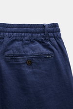 Nahaufnahme der Polo Ralph Lauren Leinenhose navy von hinten oben, elastischer Bund mit Tunnelzug, paspelierte Gesäßtasche mit Knopf.