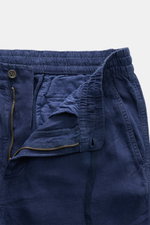 Nahaufnahme der geöffneten Taille der Polo Ralph Lauren Leinenhose navy aus reinem Leinen, elastischem Bund mit Tunnelzug, Reißverschluss, Bundknopf und französischen Taschen.
