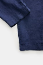 Nahaufnahme der Polo Ralph Lauren Leinenhose navy aus reinem Leinen, knöchellang und sehr schmal zulaufend, Detailansicht des Hosenbeins.